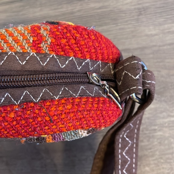 Vintage boho crossbody non brand bag. - Picture 6 of 8